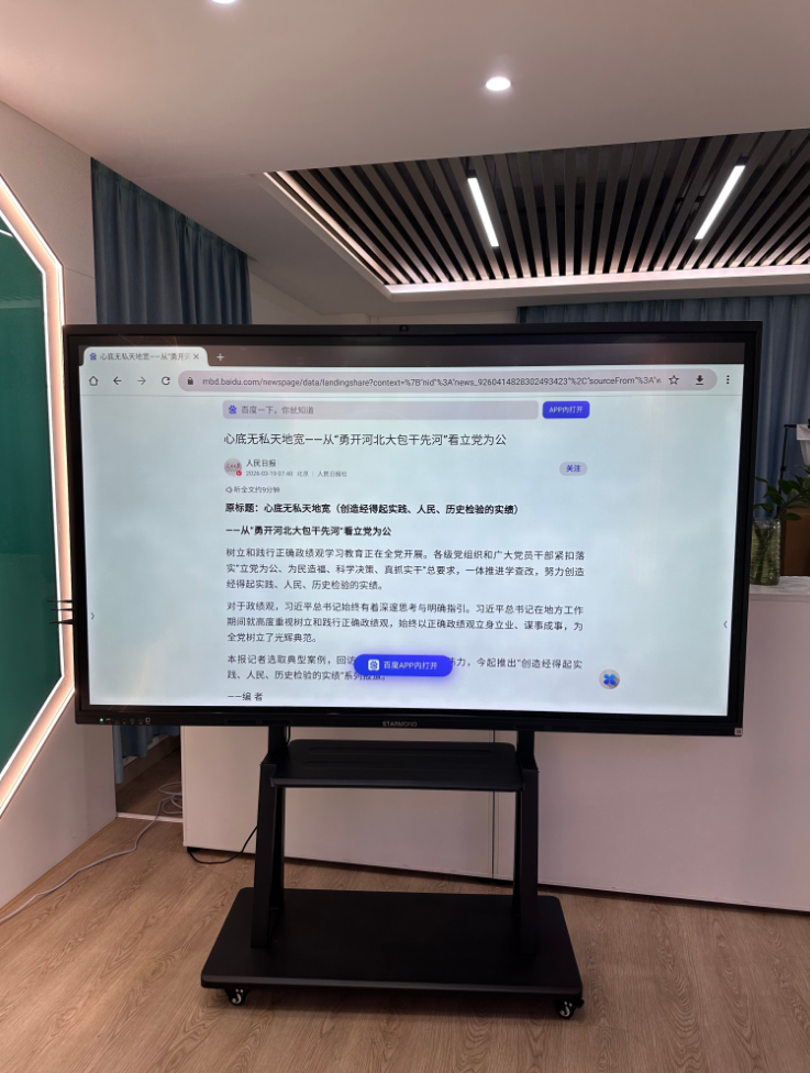 פאנל 4K UHD בדרגה מסחרית עם זכוכית מחוסמת בטיחותית נגד סנוור