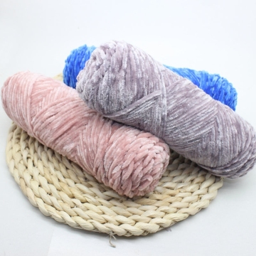 100G สีต่างๆ Chenille น้ำหนักเบาเส้นด้ายบวมสำหรับการถักฤดูหนาว