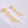 Serviette d&#39;hôtel avec logo de broderie personnalisé