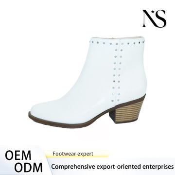 botins femininos de couro envernizado branco