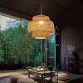 Grande lustre de pingente de bambu de vime com lâmpada decorativa de vime