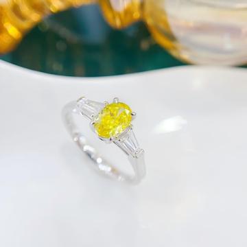 Anillo Ovalado Amarillo de 0.50ct con Lados Baguette de 0.41ct