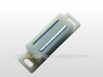 Magnetic catch for Mahjong machine