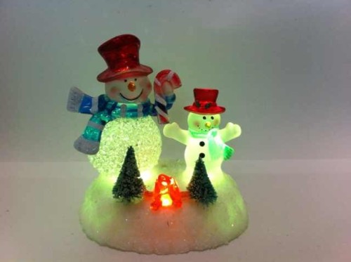 A mené la lumière de Noël pour le bonhomme de neige