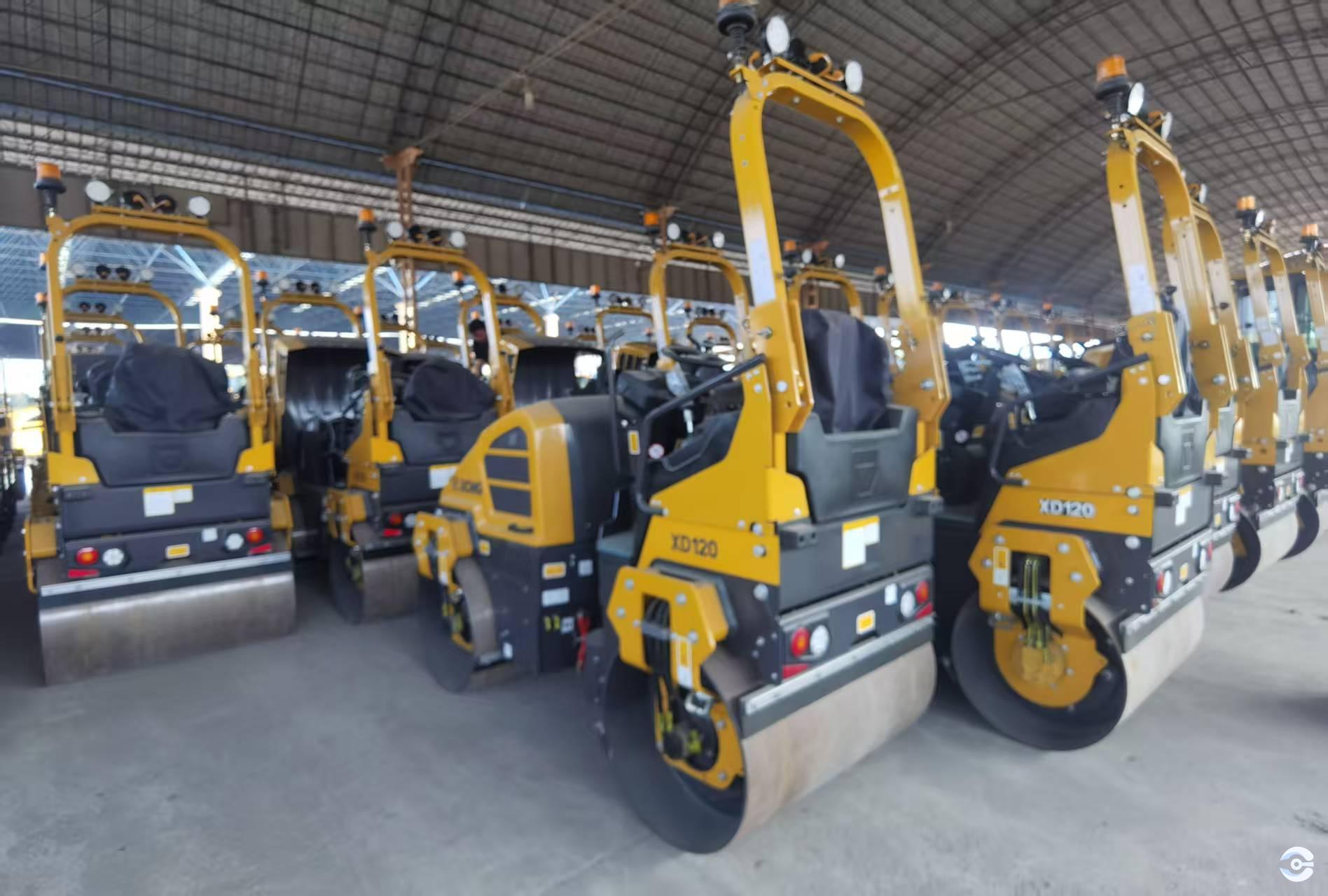 Pre-owned compactor roller with durable engine Pre-owned compactor roller with durable engine