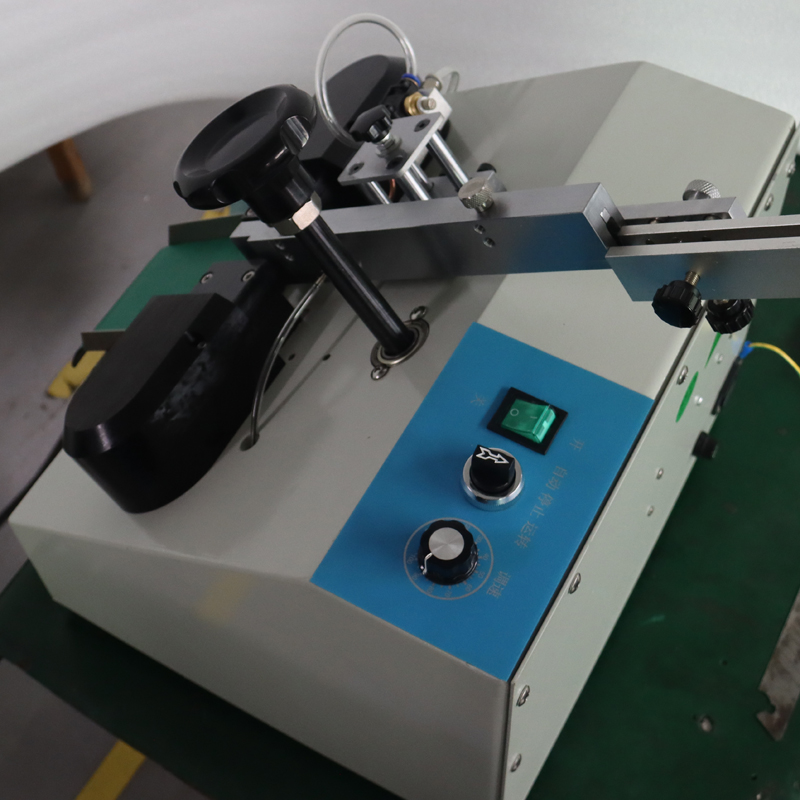 Automatic loose triode lead kicking forming machine