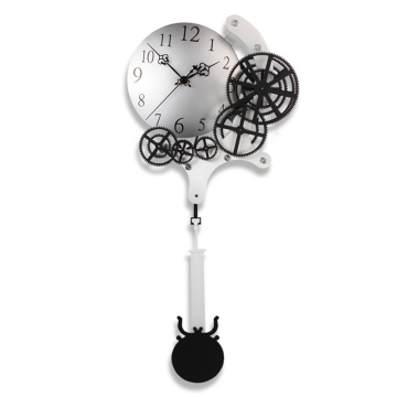 Настенные часы с металлическим маятниковым механизмом