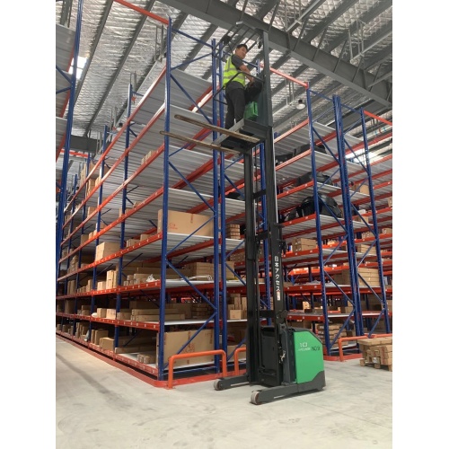 Empilhadeira Toyota para coleta de pedidos