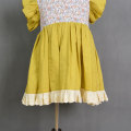 Vestito da bambina giallo lavorato a maglia con fiori fantasia floreale