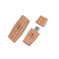 Aanpassing van de houten kubus USB-flashdrive