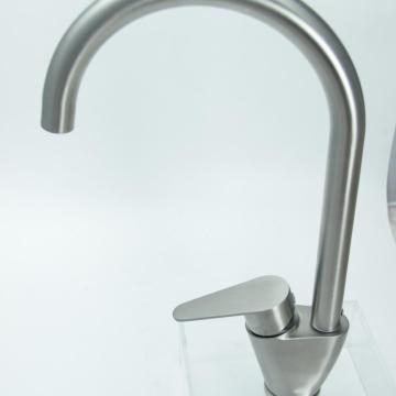 wall mounted kitchen tap with spray head