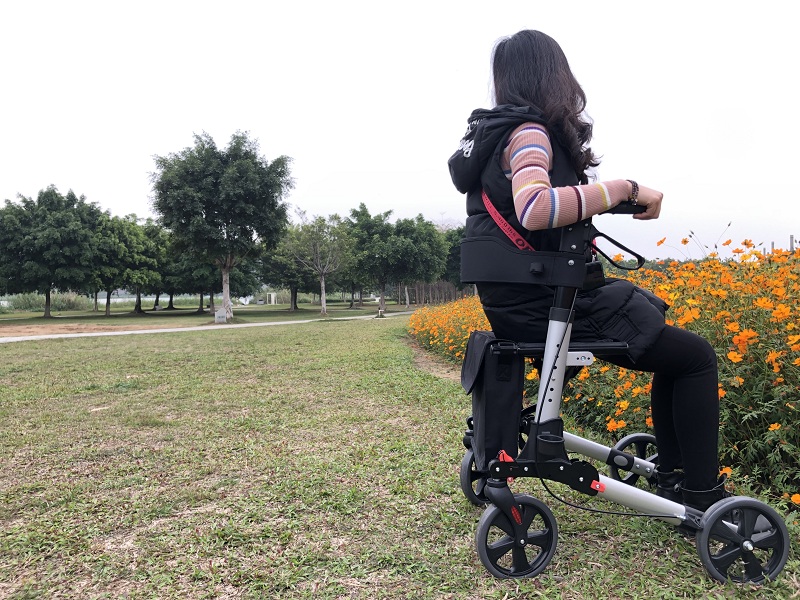 Beliebte Mobilitätshilfen doppelte Falten leichte medizinische Erwachsenen Walker Rollator für Senior TRA01A