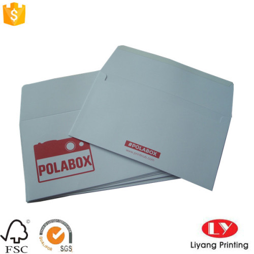 Envelope de papel branco com logotipo