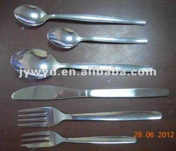 Cheap cutlery set with machine polish