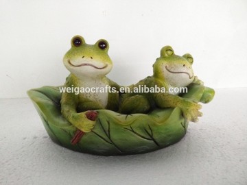 Double relaxing frog on the boat resin statue with floating function