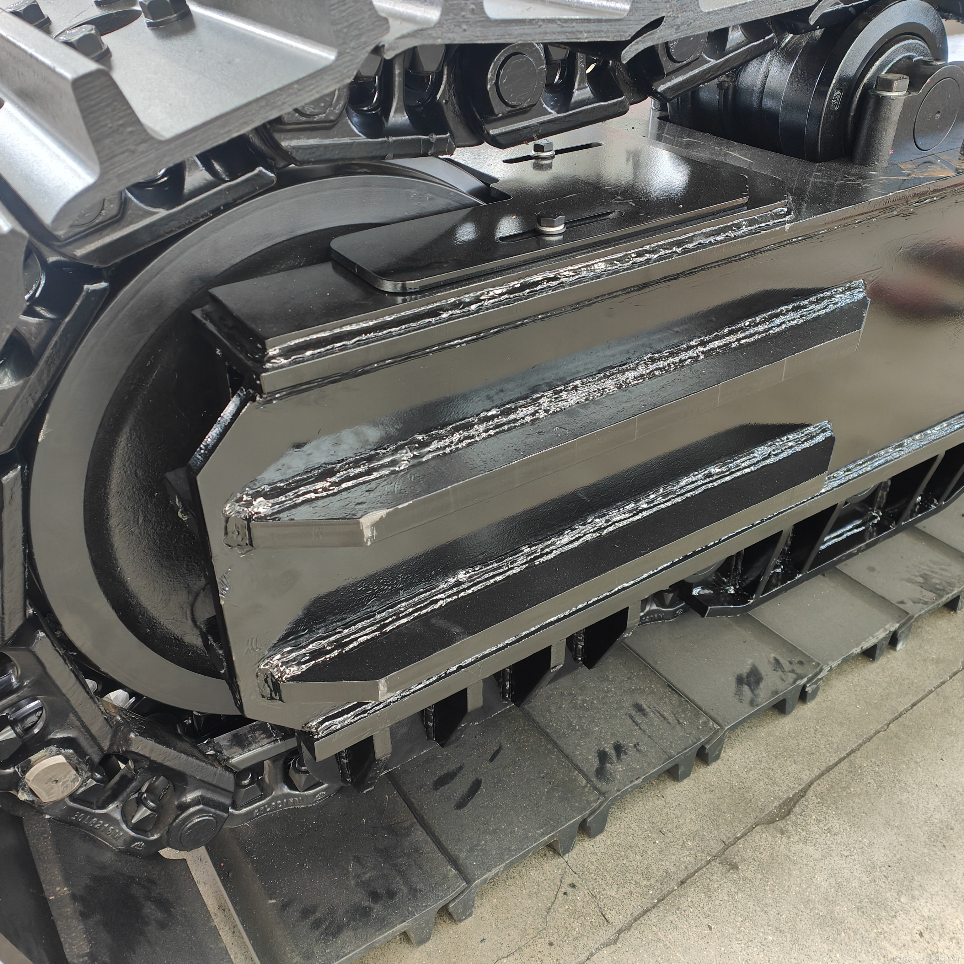 Scarpa da pista di escavatore e pezzi di ricambio sotto carreggiamento