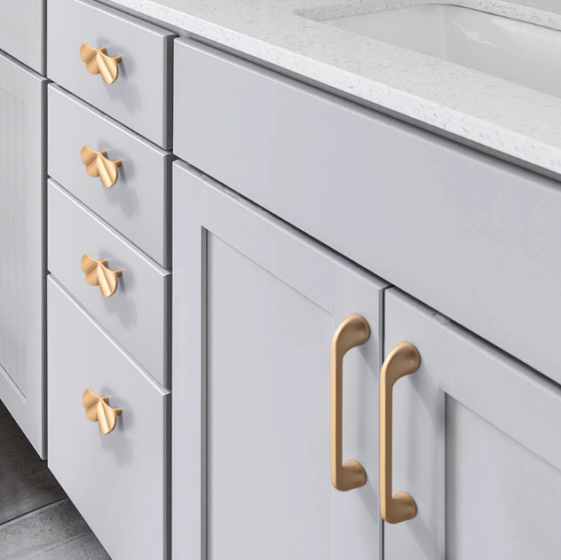 Curved wardrobe furniture pull