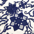 Marineblauwe vierkante bloem met borduurselstof
