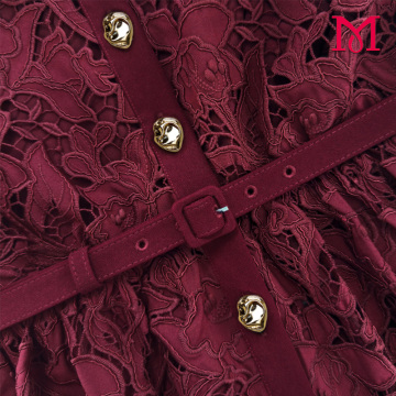 Elegante vestido midi con cuello de encaje burdeos