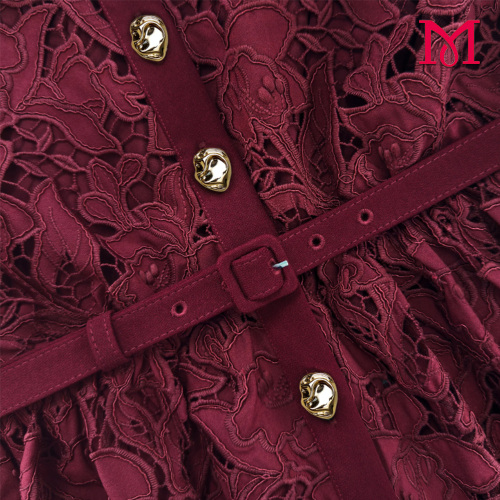 Elegante vestido midi con cuello de encaje burdeos