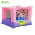 Bounce inflable de interior para niños.