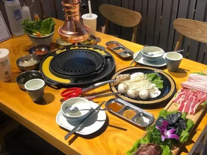Korean-style egg-shaped barbecue table