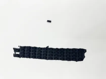 Liquid nitrogen freezing edge trimming machine