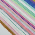 Crinkle-Chiffonstoff mit Regenbogenstreifen