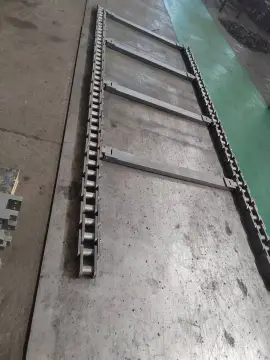Welded wing conveyor chain
