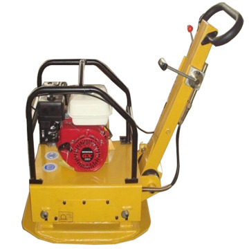 Compacteur à plaque vibrante à entraînement par essence