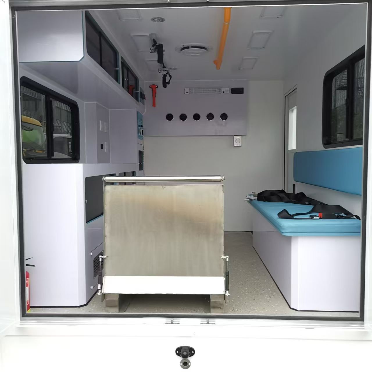 Rugged Gasoline Ambulance Pickup Vehicle