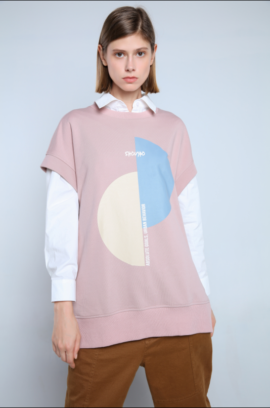 LOOSE-FITTING T-SHIRT FEATUREING ROUND NECK