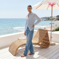 Camicia blu con scollo a V e risvolto twist francese