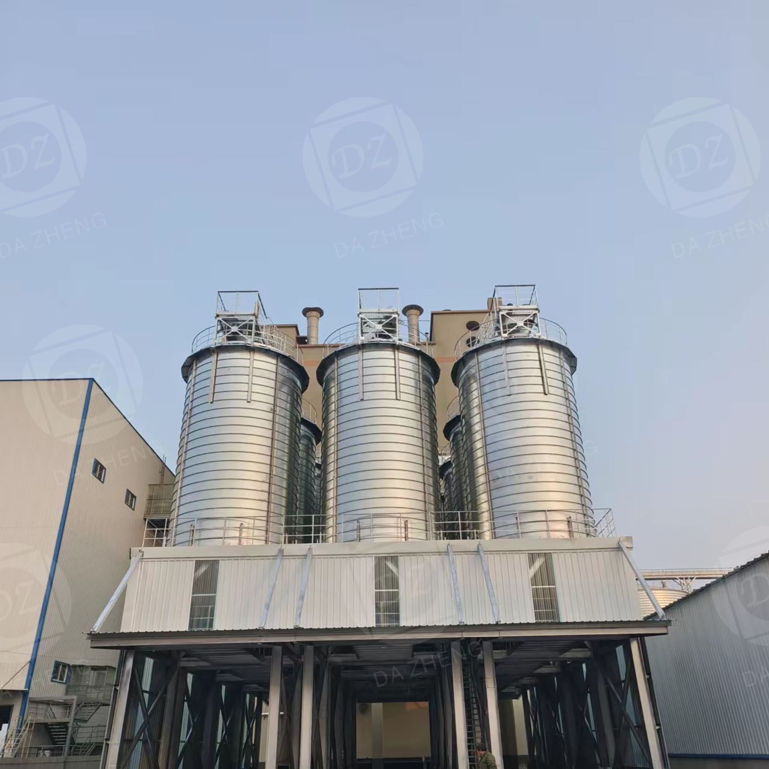 Storage silos for mineral powder processors