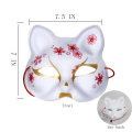 Máscara de raposa japonesa em flor de cerejeira