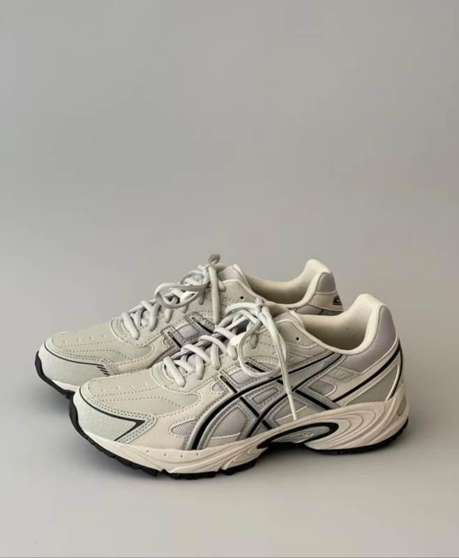 Shock-absorbing sports shoes