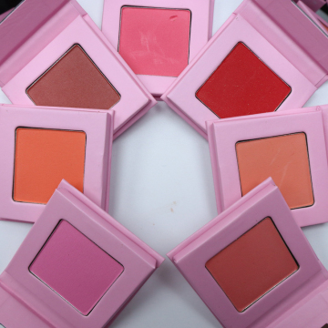 Buat solek label peribadi anda sendiri: serbuk longgar dan blushes