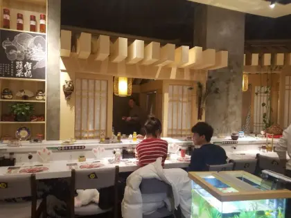 Crescent chain turning table