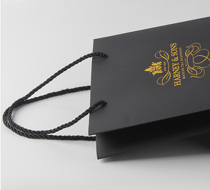 صندوق هدايا الورق الأسود غير اللامع مع شعار مخصص