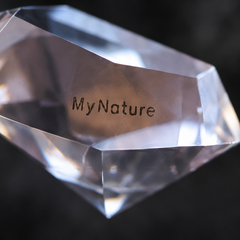 Inscripción MyNature visible en un cinturón de diamantes.