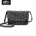 Moda elegante barato crossbody geométrico dobrável bolsa de mensageiro bolsa com pulseira pu