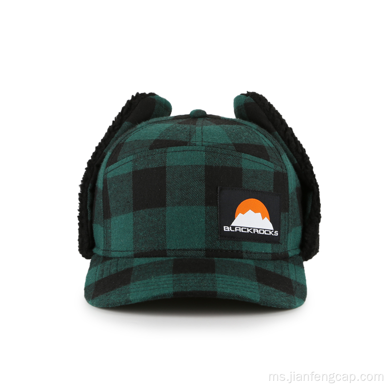 Topi musim sejuk yang hangat dengan cengkaman hijau penutup telinga