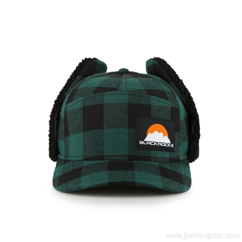 Warm winter cap with earflap green grip