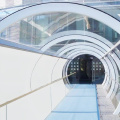 Flughafenkrümmungsausbaus gebogenes weißes Dimmglasgebäude