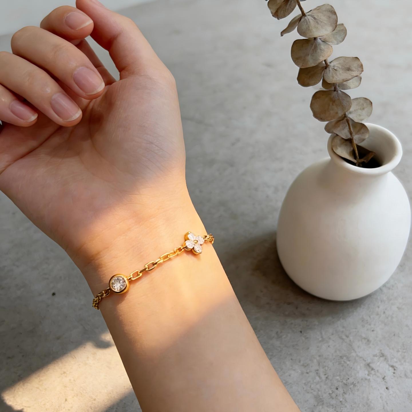 سوار ألماس من الذهب عيار 18 قيراط مع تصميم البرسيم على المعصم