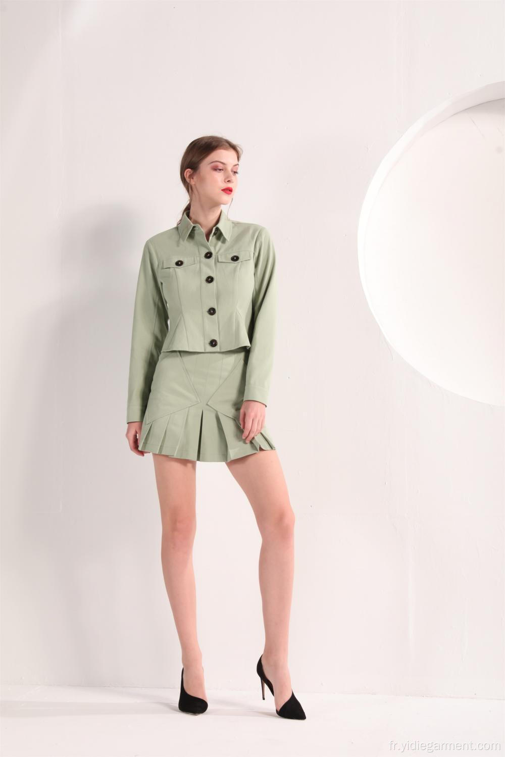 Veste femme vert olive et mini jupe plissée