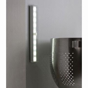 4 x AAA battery-operated PIR sensor light