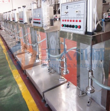 Beer keg filler machine with two heads