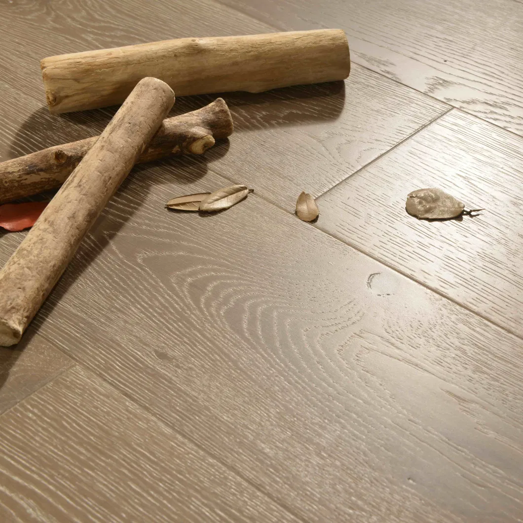 Léger brossé avec un plancher en bois de parquet en bois de chêne brillant moyen brillant