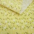 Gelber Stoff mit Blümchenmuster und Crinkle-Print
